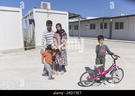 Familienportrait einer Familie aus Syrien. Innerhalb des neuen Flüchtlingslagers auf der Insel Samos, das mit Unterstützung der EU in Griechenland eingerichtet wurde, ist es die erste von der EU finanzierte geschlossene kontrollierte Einrichtung, das neue Samos RIC (Reception and Identification Center) Da Europa 276 Millionen Euro EU-Mittel für neue Camps auf den Inseln Samos, Lesbos, Chios, Kos und Leros ausgeben wird. Tägliches Leben im neuen Migrantenlager mit den Fertighäusern, einer geschlossenen kontrollierten Einrichtung, in die Menschen nur mit ihrer Karte zusätzlich zu ihrem biometrischen Fingerabdruck eintreten können. Das neue Camp kann bis zu 3500 beherbergen Stockfoto