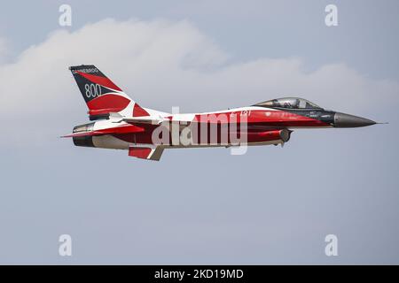 Das kultige rote Solo F-16 mit der Flagge Dänemarks, einem General Dynamics F-16AM Fighting Falcon, wie er während einer Flugausstellung der Königlich Dänischen Luftwaffe gesehen wurde. Der Kampfjet F16 Betrieb eine Flugdemonstration mit Manövern am blauen griechischen Himmel, als er an der AFW Air Show der Flugwoche 2021 in Athen auf dem Tanagra Military Air Base LGTG Airport teilnahm. Dänemark ist Gründungsmitglied der NATO-Organisation für den Nordatlantik-Vertrag, wobei die Luftwaffe an Operationen beteiligt ist. Athen, Griechenland am 5. September 2021 (Foto von Nicolas Economou/NurPhoto) Stockfoto