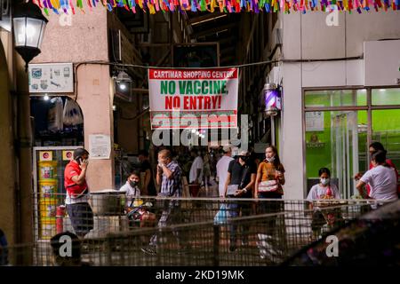 Am 26. Januar 2022 besuchen Menschen in Pasay City, Metro Manila, Philippinen, ein Einkaufszentrum, das Impfkarten benötigt. Anfang dieses Monats stimmten alle 17 Bürgermeister der Nationalen Hauptstadtregion (NCR) einstimmig für die Resolution, die die Mobilität von nicht geimpften Personen gegen COVID19 Personen einschränkte und ihnen die Einreise in Einrichtungen verbietet, da das Land gegen ein Wiederaufleben von Fällen kämpft. Weniger als eine Woche später ordnete das Verkehrsministerium (DOTr) auch die Durchsetzung der „Keine Impfung, keine Fahrt“-Politik im öffentlichen Verkehr an, wobei Kritiker die Politik als Verletzung kritisieren Stockfoto