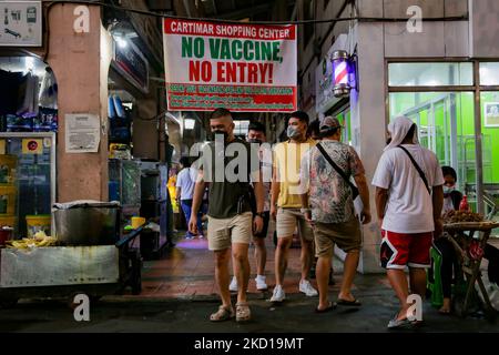 Am 26. Januar 2022 besuchen Menschen in Pasay City, Metro Manila, Philippinen, ein Einkaufszentrum, das Impfkarten benötigt. Anfang dieses Monats stimmten alle 17 Bürgermeister der Nationalen Hauptstadtregion (NCR) einstimmig für die Resolution, die die Mobilität von nicht geimpften Personen gegen COVID19 Personen einschränkte und ihnen die Einreise in Einrichtungen verbietet, da das Land gegen ein Wiederaufleben von Fällen kämpft. Weniger als eine Woche später ordnete das Verkehrsministerium (DOTr) auch die Durchsetzung der „Keine Impfung, keine Fahrt“-Politik im öffentlichen Verkehr an, wobei Kritiker die Politik als Verletzung kritisieren Stockfoto