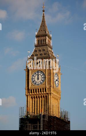 Der Elizabeth Tower of the Houses of Parliament, allgemein bekannt als Big Ben, steht halb frei von Gerüsten, da die Renovierungsarbeiten am Gebäude in London, England, am 26. Januar 2022 fortgesetzt werden. (Foto von David Cliff/NurPhoto) Stockfoto