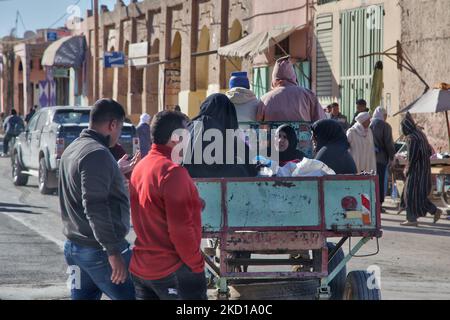 Belebte Straße in der Wüstenstadt Risine im Hohen Atlas in Marokko, Afrika. (Foto von Creative Touch Imaging Ltd./NurPhoto) Stockfoto