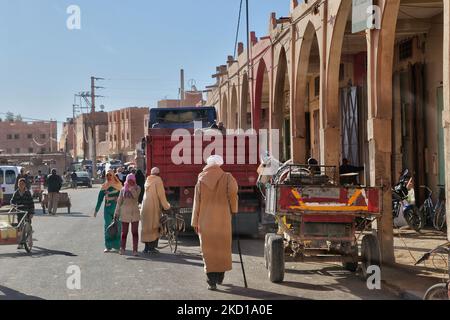 Belebte Straße in der Wüstenstadt Risine im Hohen Atlas in Marokko, Afrika. (Foto von Creative Touch Imaging Ltd./NurPhoto) Stockfoto