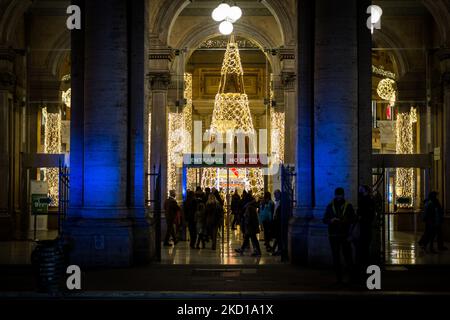 Menschen mit Schutzmasken kommen am 20. Dezember 2021 inmitten der COVID-19-Pandemie in Rom an Weihnachtsdekorationen vorbei und kaufen Geschenke (Foto: Andrea Ronchini/NurPhoto) Stockfoto