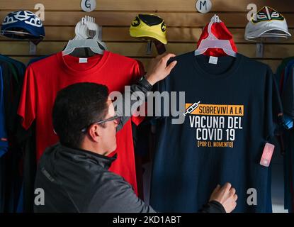 T-Shirts mit Inschriften im Zusammenhang mit der Pandemie Covid-19 werden im Tuguchis-Geschäft im historischen Zentrum von San Cristobal de las Casas zum Verkauf angeboten. Am Dienstag, den 25. Januar 2022, in San Cristobal de las Casas, Chiapas, Mexiko. (Foto von Artur Widak/NurPhoto) Stockfoto