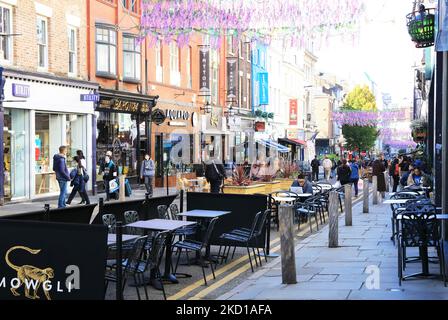 Coburled Bold Street in der Gegend von Ropewalks im Zentrum von Liverpool, jetzt voll von unabhängigen Geschäften, trendigen Cafés und multikulturellen Restaurants, in Herbstsonne, Großbritannien Stockfoto