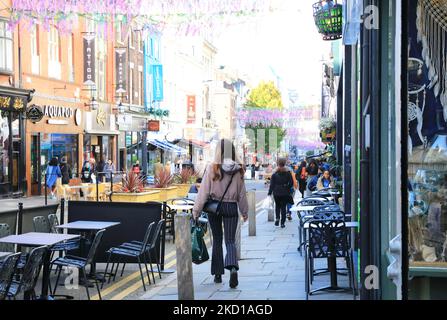 Coburled Bold Street in der Gegend von Ropewalks im Zentrum von Liverpool, jetzt voll von unabhängigen Geschäften, trendigen Cafés und multikulturellen Restaurants, in Herbstsonne, Großbritannien Stockfoto