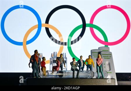 Illustration einer medizinischen Spritze, negativer Covid-19-Antigentests und Figuren von Athleten und Zuschauern, die vor dem Olympic Rings-Emblem auf einem Computerbildschirm angezeigt werden. Am Donnerstag, den 27. Januar 2022, San Cristobal de las Casas, Chiapas, Mexiko. (Foto von Artur Widak/NurPhoto) Stockfoto