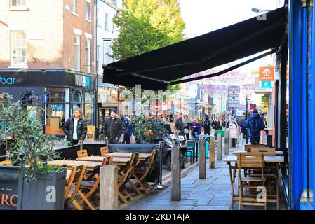 Coburled Bold Street in der Gegend von Ropewalks im Zentrum von Liverpool, jetzt voll von unabhängigen Geschäften, trendigen Cafés und multikulturellen Restaurants, in Herbstsonne, Großbritannien Stockfoto