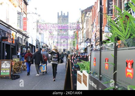 Coburled Bold Street in der Gegend von Ropewalks im Zentrum von Liverpool, jetzt voll von unabhängigen Geschäften, trendigen Cafés und multikulturellen Restaurants, in Herbstsonne, Großbritannien Stockfoto