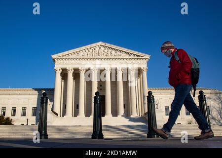 Eine Person geht am 26. Januar 2022 vor den Obersten Gerichtshof, als die Nachricht vergeht, dass der Richter des Obersten Gerichtshofs Stephen Breyer seinen Ruhestand ankündigen wird (Foto: Bryan Olin Dozier/NurPhoto) Stockfoto