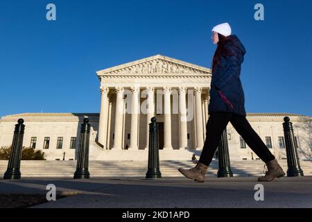 Eine Person geht am 26. Januar 2022 vor den Obersten Gerichtshof, als die Nachricht vergeht, dass der Richter des Obersten Gerichtshofs Stephen Breyer seinen Ruhestand ankündigen wird (Foto: Bryan Olin Dozier/NurPhoto) Stockfoto