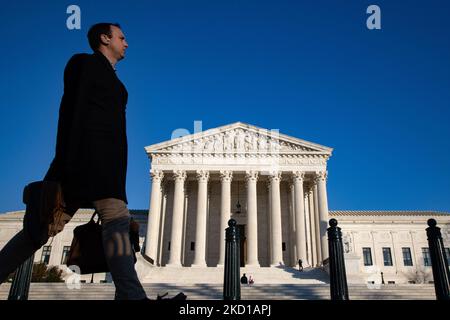 Eine Person geht am 26. Januar 2022 vor den Obersten Gerichtshof, als die Nachricht vergeht, dass der Richter des Obersten Gerichtshofs Stephen Breyer seinen Ruhestand ankündigen wird (Foto: Bryan Olin Dozier/NurPhoto) Stockfoto