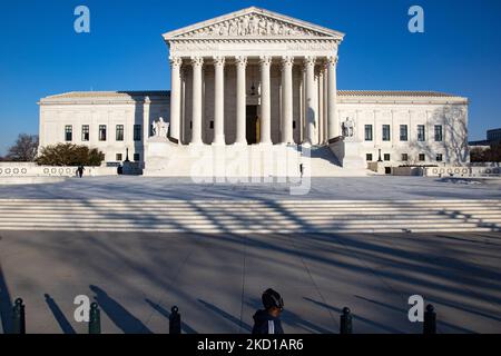 Eine Person geht am 26. Januar 2022 vor den Obersten Gerichtshof, als die Nachricht vergeht, dass der Richter des Obersten Gerichtshofs Stephen Breyer seinen Ruhestand ankündigen wird (Foto: Bryan Olin Dozier/NurPhoto) Stockfoto