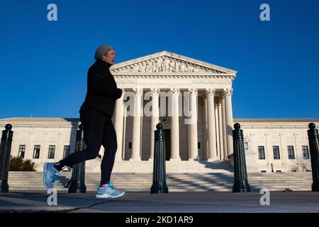 Eine Person geht am 26. Januar 2022 vor den Obersten Gerichtshof, als die Nachricht vergeht, dass der Richter des Obersten Gerichtshofs Stephen Breyer seinen Ruhestand ankündigen wird (Foto: Bryan Olin Dozier/NurPhoto) Stockfoto