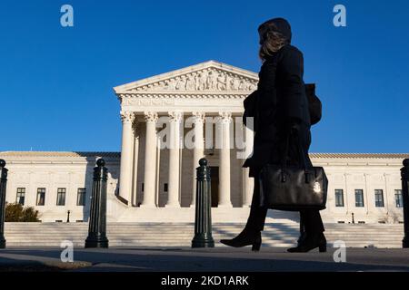 Eine Person geht am 26. Januar 2022 vor den Obersten Gerichtshof, als die Nachricht vergeht, dass der Richter des Obersten Gerichtshofs Stephen Breyer seinen Ruhestand ankündigen wird (Foto: Bryan Olin Dozier/NurPhoto) Stockfoto