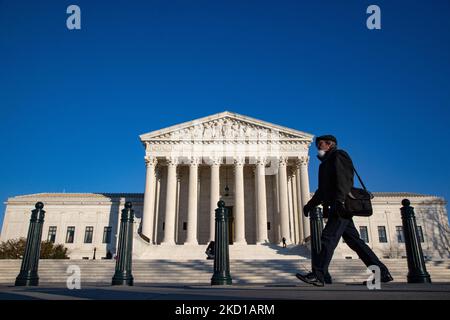 Eine Person geht am 26. Januar 2022 vor den Obersten Gerichtshof, als die Nachricht vergeht, dass der Richter des Obersten Gerichtshofs Stephen Breyer seinen Ruhestand ankündigen wird (Foto: Bryan Olin Dozier/NurPhoto) Stockfoto