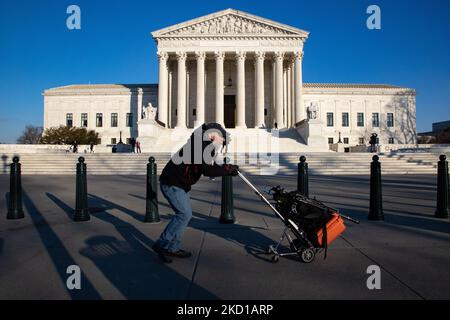 Ein Medienmitglied tritt am 26. Januar 2022 vor dem Obersten Gerichtshof aus, als die Nachricht bricht, dass der Richter des Obersten Gerichtshofs Stephen Breyer seinen Ruhestand ankündigen wird (Foto: Bryan Olin Dozier/NurPhoto) Stockfoto