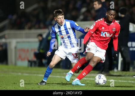 Joe Grey von Hartlepool United in Aktion mit Juan Castillo von Charlton Athletic während des EFL Trophy Quarter Finales zwischen Hartlepool United und Charlton Athletic am Dienstag, den 25.. Januar 2022, im Victoria Park, Hartlepool. (Foto von Mark Fletcher/MI News/NurPhoto) Stockfoto