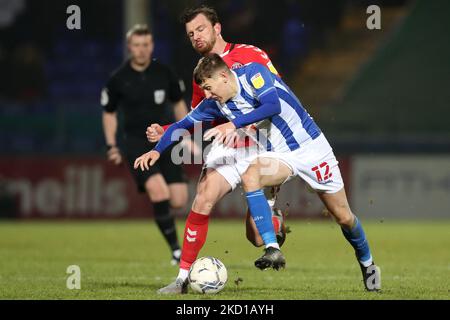 Joe Grey von Hartlepool United kämpft während des EFL-Trophy-Viertelfinales zwischen Hartlepool United und Charlton Athletic am Dienstag, den 25.. Januar 2022, um den Besitz mit Elliot Lee von Charlton Athletic in Victoria Park, Hartlepool. (Foto von Mark Fletcher/MI News/NurPhoto) Stockfoto