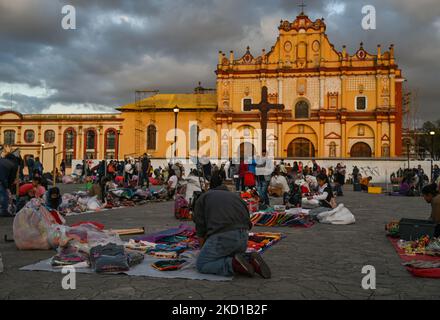 Die Verkäufer bereiten ihre Stände für die Nachtmesse vor, die auf dem Platz vor der Kathedrale von San Cristobal de las Casas stattfindet. Am Dienstag, den 25. Januar 2022, in San Cristobal de las Casas, Chiapas, Mexiko. (Foto von Artur Widak/NurPhoto) Stockfoto