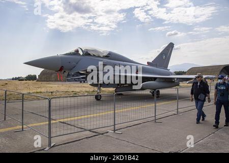 Luftwaffe der Deutschen Luftwaffe Eurofighter Typhoon EF2000 Militärflugzeuge, wie sie auf einer statischen Ausstellung mit Menschen in der Umgebung während der Flugwoche 2021 in Athen auf dem Flughafen der Tanagra Air Base zu sehen sind. Der Kämpfer hat die Registrierung 30+28, eine der 141, die Deutschland mit 38 Tranche 4 in der Reihenfolge besitzt. Eurofighter Typhoon ist ein zweimotoriger Canard-Delta-Flügel, ein vielrolleniger Kampfjet von Airbus, BAE Systems und Leonardo. Die NATO-Länder Großbritannien, Deutschland, Italien und Spanien sind die Hauptnutzer. Athen, Griechenland am 5. September 2021 (Foto von Nicolas Economou/NurPhoto) Stockfoto