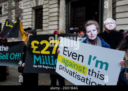 Demonstranten demonstrieren vor dem Ministerium für Digital, Kultur, Medien und Sport in London, Großbritannien, 27. Januar 2022. Demonstranten versammelten sich, um gegen die Pläne der britischen Regierung zur Privatisierung von Channel 4 zu protestieren. Der Sender 4 wurde 1982 von der britischen Premierministerin Margaret Thatcher den britischen Zuschauern vorgestellt. (Foto von Maciek Musialek/NurPhoto) Stockfoto