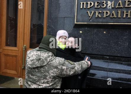 Polizeibeamte verhaften eine AKTIVISTIN DER FRAUENBEWEGUNG FEMEN während ihres Protests gegen die militärische Registrierung von Frauen in der Ukraine vor dem Präsidentenamt in Kiew, Ukraine, 27. Januar 2022. Am 17. Dezember 2021 trat der Orden des Verteidigungsministeriums der Ukraine in Kraft, laut dem Frauen einiger Fachgebiete und Berufe in der Ukraine in die Militärregistrierung eingetragen werden sollten. (Foto von STR/NurPhoto) Stockfoto