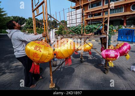 Ein Arbeiter installiert eine Laterne, während er am 27. Januar 2022 in Medan, Indonesien, zum Mondneujahr in Maha Vihara Maitreya begrüßt. Der erste Tag des Mondneujahres, am 1. Februar, wird das Jahr des Tigers läuten. (Foto von Ivan Damanik/NurPhoto) Stockfoto