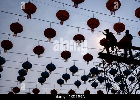 Ein Arbeiter installiert eine Laterne, während er am 27. Januar 2022 in Medan, Indonesien, zum Mondneujahr in Maha Vihara Maitreya begrüßt. Der erste Tag des Mondneujahres, am 1. Februar, wird das Jahr des Tigers läuten. (Foto von Ivan Damanik/NurPhoto) Stockfoto