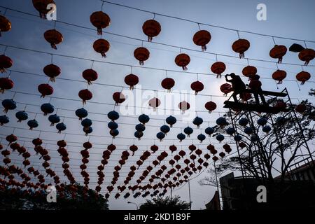 Ein Arbeiter installiert eine Laterne, während er am 27. Januar 2022 in Medan, Indonesien, zum Mondneujahr in Maha Vihara Maitreya begrüßt. Der erste Tag des Mondneujahres, am 1. Februar, wird das Jahr des Tigers läuten. (Foto von Ivan Damanik/NurPhoto) Stockfoto