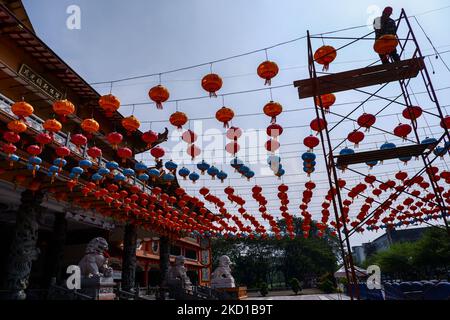 Ein Arbeiter installiert eine Laterne, während er am 27. Januar 2022 in Medan, Indonesien, zum Mondneujahr in Maha Vihara Maitreya begrüßt. Der erste Tag des Mondneujahres, am 1. Februar, wird das Jahr des Tigers läuten. (Foto von Ivan Damanik/NurPhoto) Stockfoto