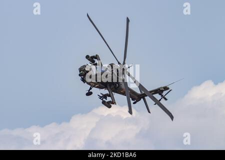 Ein Hubschrauber der griechischen Armee, der Boeing AH-64 Apache, während einer Flugvorführung während der Flugwoche 2021 in Athen auf dem Flughafen der Tanagra Air Base geflogen und manövriert wurde. Der Apache des hellenischen Militärs ist die AH-64D Apache Longbow Version. Das spezifische Flugzeug ist ein zweifach-Turbowellen-Kampfhubschrauber unter dem Rumpf und auf den Flügeln mit einem Maschinengewehr, Raketen, Raketen- und Selbstverteidigungsfähigkeiten. Griechenland, ein Land mit starken Luftstreitkräften, ist Mitglied der NATO-Organisation für den Nordatlantikvertrag. Tanagra, Griechenland am 5. September 2021 (Foto: Nicolas E Stockfoto