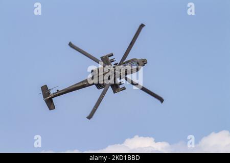 Ein Hubschrauber der griechischen Armee, der Boeing AH-64 Apache, während einer Flugvorführung während der Flugwoche 2021 in Athen auf dem Flughafen der Tanagra Air Base geflogen und manövriert wurde. Der Apache des hellenischen Militärs ist die AH-64D Apache Longbow Version. Das spezifische Flugzeug ist ein zweifach-Turbowellen-Kampfhubschrauber unter dem Rumpf und auf den Flügeln mit einem Maschinengewehr, Raketen, Raketen- und Selbstverteidigungsfähigkeiten. Griechenland, ein Land mit starken Luftstreitkräften, ist Mitglied der NATO-Organisation für den Nordatlantikvertrag. Tanagra, Griechenland am 5. September 2021 (Foto: Nicolas E Stockfoto