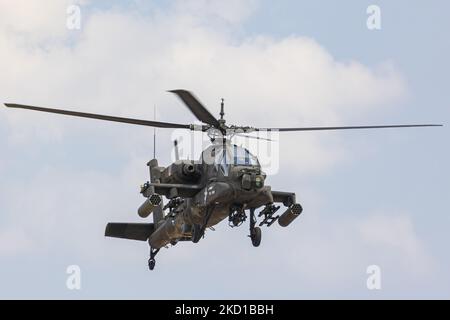 Ein Hubschrauber der griechischen Armee, der Boeing AH-64 Apache, während einer Flugvorführung während der Flugwoche 2021 in Athen auf dem Flughafen der Tanagra Air Base geflogen und manövriert wurde. Der Apache des hellenischen Militärs ist die AH-64D Apache Longbow Version. Das spezifische Flugzeug ist ein zweifach-Turbowellen-Kampfhubschrauber unter dem Rumpf und auf den Flügeln mit einem Maschinengewehr, Raketen, Raketen- und Selbstverteidigungsfähigkeiten. Griechenland, ein Land mit starken Luftstreitkräften, ist Mitglied der NATO-Organisation für den Nordatlantikvertrag. Tanagra, Griechenland am 5. September 2021 (Foto: Nicolas E Stockfoto