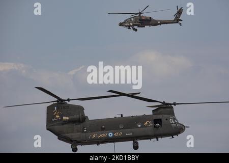 Ein Hubschrauber der griechischen Armee der Boeing AH-64 Apache mit einer Boeing CH-47 Chinook, der während einer Flugdemonstration während der Flugwoche 2021 auf dem Flughafen Tanagra geflogen und manövriert wurde. Der Apache des hellenischen Militärs ist die AH-64D Apache Longbow Version. Das spezifische Flugzeug ist ein zweifach-Turbowellen-Kampfhubschrauber unter dem Rumpf und auf den Flügeln mit einem Maschinengewehr, Raketen, Raketen- und Selbstverteidigungsfähigkeiten. Griechenland, ein Land mit starken Luftstreitkräften, ist Mitglied der NATO-Organisation für den Nordatlantikvertrag. Tanagra, Griechenland am September Stockfoto