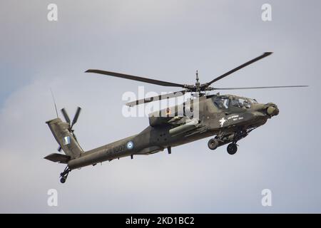 Ein Hubschrauber der griechischen Armee, der Boeing AH-64 Apache, während einer Flugvorführung während der Flugwoche 2021 in Athen auf dem Flughafen der Tanagra Air Base geflogen und manövriert wurde. Der Apache des hellenischen Militärs ist die AH-64D Apache Longbow Version. Das spezifische Flugzeug ist ein zweifach-Turbowellen-Kampfhubschrauber unter dem Rumpf und auf den Flügeln mit einem Maschinengewehr, Raketen, Raketen- und Selbstverteidigungsfähigkeiten. Griechenland, ein Land mit starken Luftstreitkräften, ist Mitglied der NATO-Organisation für den Nordatlantikvertrag. Tanagra, Griechenland am 5. September 2021 (Foto: Nicolas E Stockfoto