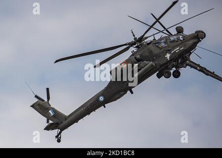 Ein Hubschrauber der Boeing AH-64 Apache und ein Hubschrauber der griechischen Armee Bell OH-58 Kiowa während einer Flugdemonstration während der Flugwoche 2021 in Athen auf dem Flughafen der Tanagra Air Base. Der Apache des hellenischen Militärs ist die AH-64D Apache Longbow Version. Das spezifische Flugzeug ist ein zweifach-Turbowellen-Kampfhubschrauber unter dem Rumpf und auf den Flügeln mit einem Maschinengewehr, Raketen, Raketen- und Selbstverteidigungsfähigkeiten. Griechenland, ein Land mit starken Luftstreitkräften, ist Mitglied der NATO-Organisation für den Nordatlantikvertrag. Tanagra, Griechenland o Stockfoto