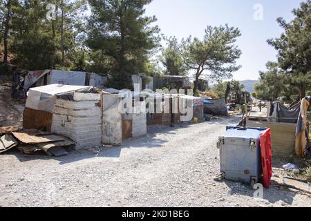 Zaun, Stacheldraht, Kameraüberwachung wie im Lager gesehen. Das ehemalige offizielle Flüchtlingslager, das von Stacheldrahtzaun auf der Insel Vathy auf Samos umgeben ist, und das benachbarte provisorische Lager mit handgefertigten Zelten und einigen von UNHCR, das sich direkt neben den Häusern der Stadt Vathi befindet, wie es als verlassen gilt. Das Lager wurde geleert und die Leute wurden umgesiedelt oder mit der Polizeieskorte in das neue Lager und einige wenige Häuser verlegt. Einst beherbergte diese Einrichtung zu ihren Höchstzeiten 7500 Asylbewerber in den offiziellen Einrichtungen, aber auch das provisorische Lager im Wald, das den Spitznamen „Dschungel“ erhielt. Das Lager res Stockfoto