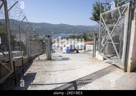 Zaun, Stacheldraht, Kameraüberwachung wie im Lager gesehen. Das ehemalige offizielle Flüchtlingslager, das von Stacheldrahtzaun auf der Insel Vathy auf Samos umgeben ist, und das benachbarte provisorische Lager mit handgefertigten Zelten und einigen von UNHCR, das sich direkt neben den Häusern der Stadt Vathi befindet, wie es als verlassen gilt. Das Lager wurde geleert und die Leute wurden umgesiedelt oder mit der Polizeieskorte in das neue Lager und einige wenige Häuser verlegt. Einst beherbergte diese Einrichtung zu ihren Höchstzeiten 7500 Asylbewerber in den offiziellen Einrichtungen, aber auch das provisorische Lager im Wald, das den Spitznamen „Dschungel“ erhielt. Das Lager res Stockfoto