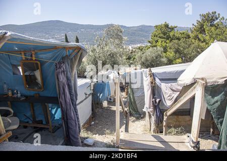 Ein Zelt, das als Friseurshow am Hang des provisorischen Lagers hergestellt wurde. Das ehemalige offizielle Flüchtlingslager, das von Stacheldrahtzaun auf der Insel Vathy auf Samos umgeben ist, und das benachbarte provisorische Lager mit handgefertigten Zelten und einigen von UNHCR, das sich direkt neben den Häusern der Stadt Vathi befindet, wie es als verlassen gilt. Das Lager wurde geleert und die Leute wurden umgesiedelt oder mit der Polizeieskorte in das neue Lager und einige wenige Häuser verlegt. Einst beherbergte diese Einrichtung zu ihren Höchstzeiten 7500 Asylbewerber in den offiziellen Einrichtungen, aber auch das provisorische Lager im Wald, das den Spitznamen „Dschungel“ erhielt. Das Lager Stockfoto