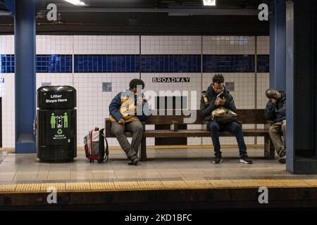 Broadway U-Bahn-Station in New York City. Tägliches Leben in NYC mit Menschen im U-Bahn-Netz der U-Bahn pendeln. In dem nicht so überfüllten Zug während der Hauptverkehrszeit fahren Menschen mit dem Waggon, um mit dem U-Bahn-Auto zur Arbeit oder zum Studium in einem Stadtzug von MTA zu pendeln. Die meisten Menschen konzentrieren sich auf ihre Mobiltelefone. Broadway Station, NY die U-Bahn-Station Manhattan ist eine der ältesten der Welt. New York, USA am 13. Februar 2020 (Foto von Nicolas Economou/NurPhoto) Stockfoto