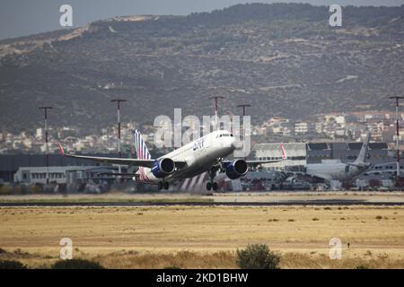 Sky Express Airbus A320neo-Flugzeuge, wie sie beim Start und Flug am blauen Himmel vom Internationalen Flughafen Athen ATH LGAV aus gesehen werden. Die Zulassung der neuen Airbus A320N-Generation erfolgt über SX-GNA. SkyExpress mit dem rechtlichen Namen Cretan Aeronautical Operations GQ seh AIR CRETE ist eine expandierende griechische Regionalfluggesellschaft mit einer modernisierten Jet- und Turboprop-Propellerflotte. Die Luftfahrtindustrie und der Personenverkehr befinden sich in einer schwierigen Phase, da die Coronavirus-Pandemie Covid-19 negative Auswirkungen auf die Reisebranche hat und Angst vor einer sich verschlechternden Situation hat Stockfoto