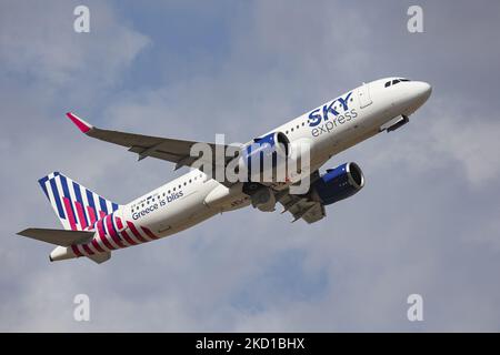 Sky Express Airbus A320neo-Flugzeuge, wie sie beim Start und Flug am blauen Himmel vom Internationalen Flughafen Athen ATH LGAV aus gesehen werden. Die Zulassung der neuen Airbus A320N-Generation erfolgt über SX-GNA. SkyExpress mit dem rechtlichen Namen Cretan Aeronautical Operations GQ seh AIR CRETE ist eine expandierende griechische Regionalfluggesellschaft mit einer modernisierten Jet- und Turboprop-Propellerflotte. Die Luftfahrtindustrie und der Personenverkehr befinden sich in einer schwierigen Phase, da die Coronavirus-Pandemie Covid-19 negative Auswirkungen auf die Reisebranche hat und Angst vor einer sich verschlechternden Situation hat Stockfoto