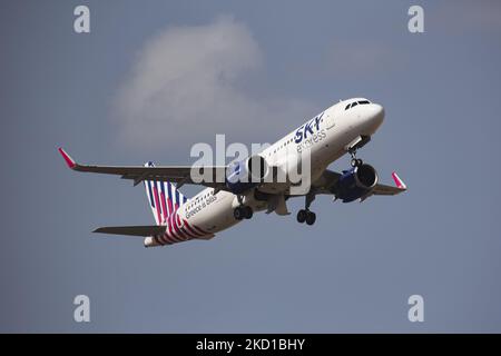 Sky Express Airbus A320neo-Flugzeuge, wie sie beim Start und Flug am blauen Himmel vom Internationalen Flughafen Athen ATH LGAV aus gesehen werden. Die Zulassung der neuen Airbus A320N-Generation erfolgt über SX-GNA. SkyExpress mit dem rechtlichen Namen Cretan Aeronautical Operations GQ seh AIR CRETE ist eine expandierende griechische Regionalfluggesellschaft mit einer modernisierten Jet- und Turboprop-Propellerflotte. Die Luftfahrtindustrie und der Personenverkehr befinden sich in einer schwierigen Phase, da die Coronavirus-Pandemie Covid-19 negative Auswirkungen auf die Reisebranche hat und Angst vor einer sich verschlechternden Situation hat Stockfoto