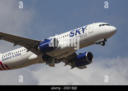 Sky Express Airbus A320neo-Flugzeuge, wie sie beim Start und Flug am blauen Himmel vom Internationalen Flughafen Athen ATH LGAV aus gesehen werden. Die Zulassung der neuen Airbus A320N-Generation erfolgt über SX-GNA. SkyExpress mit dem rechtlichen Namen Cretan Aeronautical Operations GQ seh AIR CRETE ist eine expandierende griechische Regionalfluggesellschaft mit einer modernisierten Jet- und Turboprop-Propellerflotte. Die Luftfahrtindustrie und der Personenverkehr befinden sich in einer schwierigen Phase, da die Coronavirus-Pandemie Covid-19 negative Auswirkungen auf die Reisebranche hat und Angst vor einer sich verschlechternden Situation hat Stockfoto