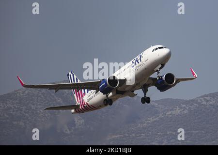 Sky Express Airbus A320neo-Flugzeuge, wie sie beim Start und Flug am blauen Himmel vom Internationalen Flughafen Athen ATH LGAV aus gesehen werden. Die Zulassung der neuen Airbus A320N-Generation erfolgt über SX-GNA. SkyExpress mit dem rechtlichen Namen Cretan Aeronautical Operations GQ seh AIR CRETE ist eine expandierende griechische Regionalfluggesellschaft mit einer modernisierten Jet- und Turboprop-Propellerflotte. Die Luftfahrtindustrie und der Personenverkehr befinden sich in einer schwierigen Phase, da die Coronavirus-Pandemie Covid-19 negative Auswirkungen auf die Reisebranche hat und Angst vor einer sich verschlechternden Situation hat Stockfoto
