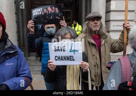 LONDON, GROSSBRITANNIEN - 27. JANUAR 2022: Aktivisten von We Own IT und Aktienorganisationen demonstrieren vor dem Department for Digital, Culture, Media and Sport gegen Vorschläge zur Privatisierung von Channel 4 am 27. Januar 2022 in London, England. Im vergangenen Jahr hat die Regierung eine Konsultation zur Privatisierung des öffentlich-eigenen Channel 4 durchgeführt, deren Ergebnisse noch veröffentlicht werden müssen. (Foto von Wiktor Szymanowicz/NurPhoto) Stockfoto