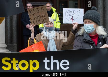 LONDON, GROSSBRITANNIEN - 27. JANUAR 2022: Aktivisten von We Own IT und Aktienorganisationen demonstrieren vor dem Department for Digital, Culture, Media and Sport gegen Vorschläge zur Privatisierung von Channel 4 am 27. Januar 2022 in London, England. Im vergangenen Jahr hat die Regierung eine Konsultation zur Privatisierung des öffentlich-eigenen Channel 4 durchgeführt, deren Ergebnisse noch veröffentlicht werden müssen. (Foto von Wiktor Szymanowicz/NurPhoto) Stockfoto