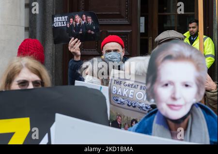 LONDON, GROSSBRITANNIEN - 27. JANUAR 2022: Aktivisten von We Own IT und Aktienorganisationen demonstrieren vor dem Department for Digital, Culture, Media and Sport gegen Vorschläge zur Privatisierung von Channel 4 am 27. Januar 2022 in London, England. Im vergangenen Jahr hat die Regierung eine Konsultation zur Privatisierung des öffentlich-eigenen Channel 4 durchgeführt, deren Ergebnisse noch veröffentlicht werden müssen. (Foto von Wiktor Szymanowicz/NurPhoto) Stockfoto